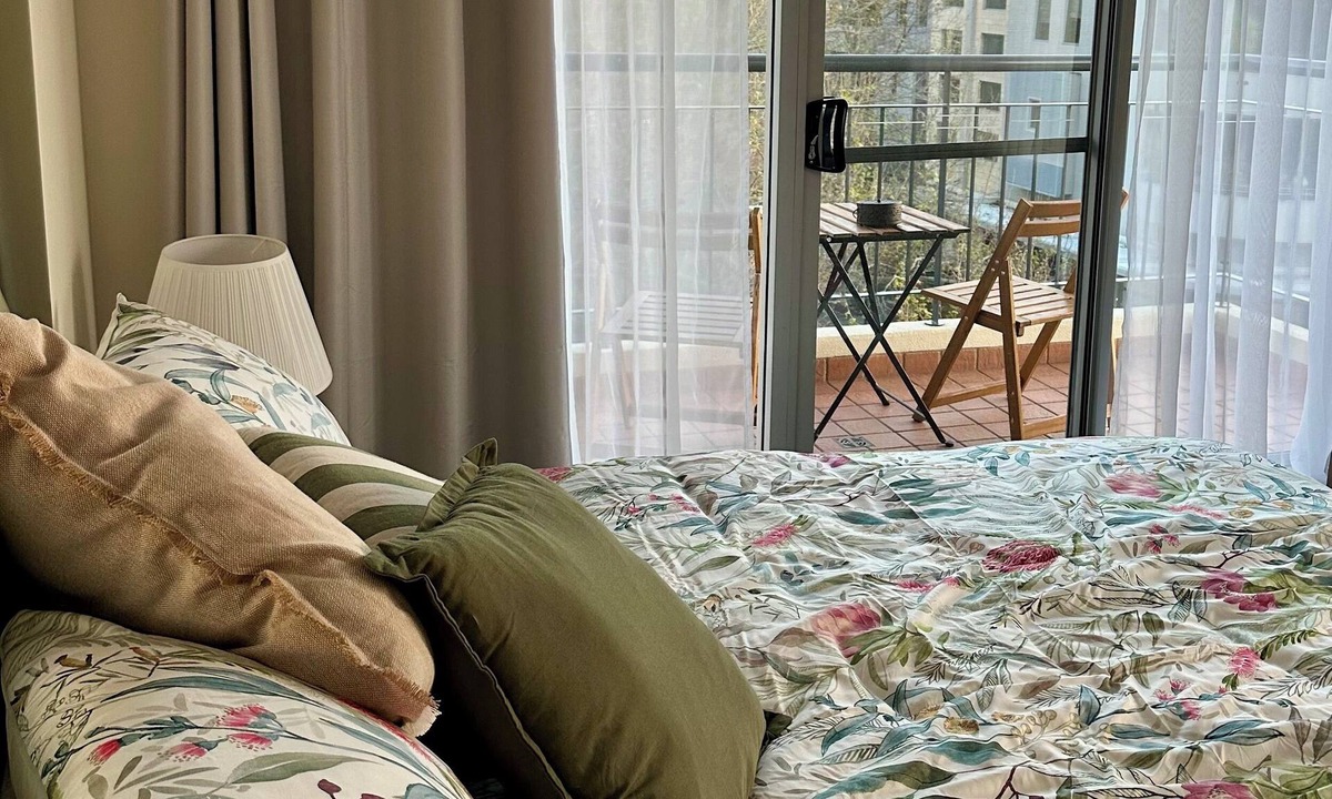 East Perth Apartment | 1 bedroom apartment, walking distance to Optus onsite parking , pool available.