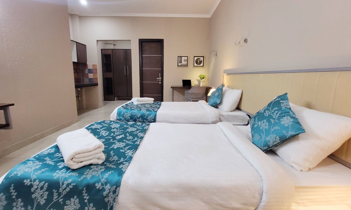 Sector 40 Hotel | 1047 Vamsor heights