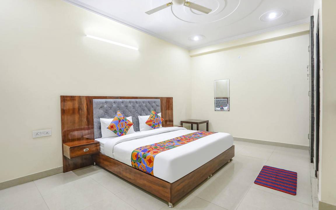 Janakpuri Hotel | 16 m² Hotel ∙ 2 guests
