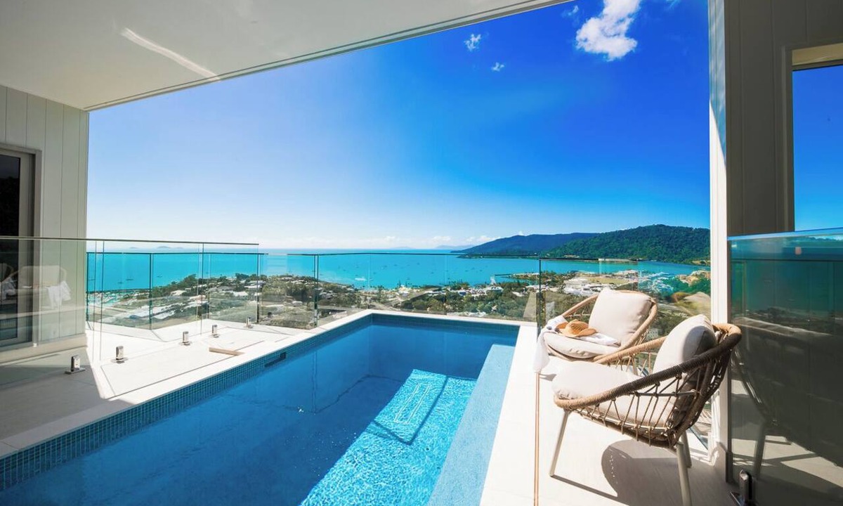 Airlie Beach House | 180 Degree Ocean Views - 5 Bedroom - Heated Magnesium Swimming Pool