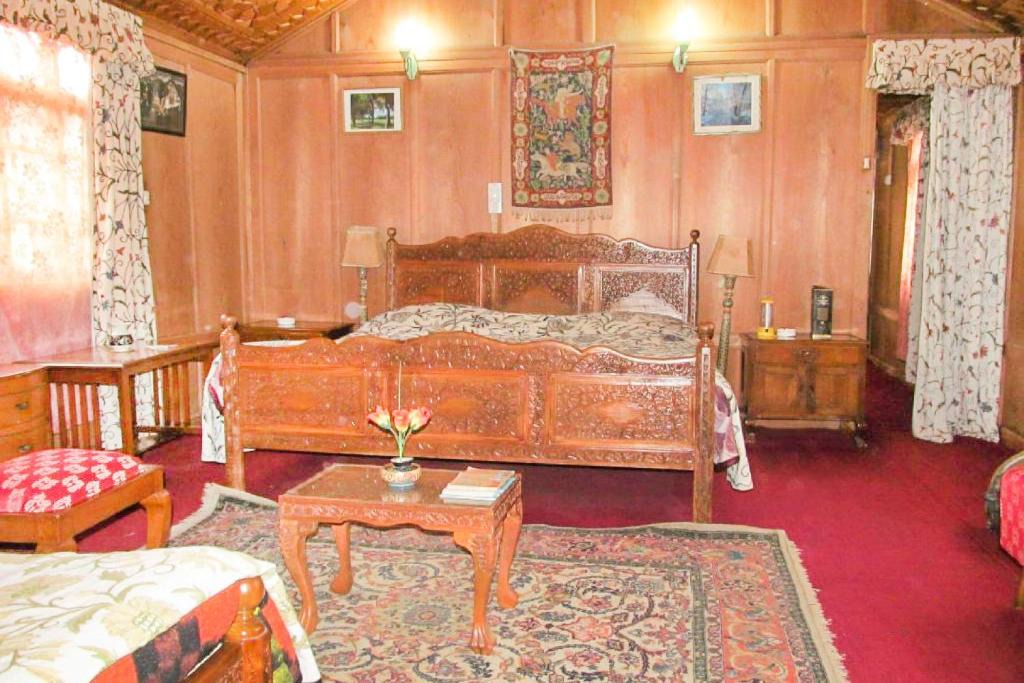 Nagin Bagh Boat Rental | 2 BHK Houseboat in Nigeen Lake, Srinagar(AE30), by GuestHouser