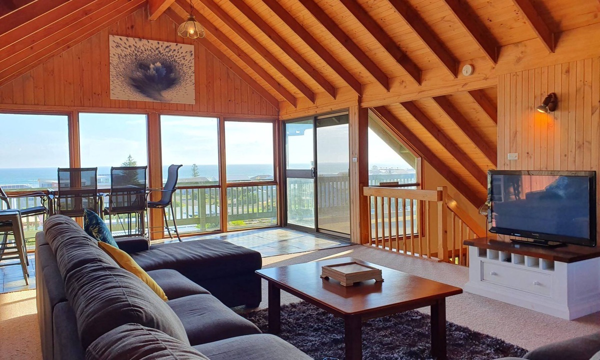 Middleton House | 3BR Beach House Sleeps 8 – Fire Pit, Ocean Views, 250m to Sand | Ideal for Extended Stays