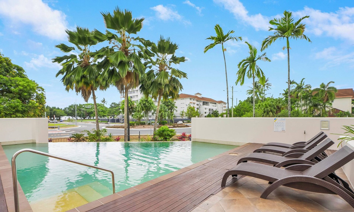 Cairns North Apartment | 3brm luxury apartment-cairns city-esplanade-coffee machine-2 pools-table tennis