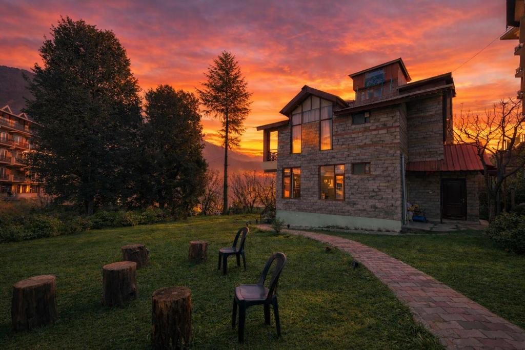 Manali Hotel | 4 Bedroom Luxury Bungalow In Manali With Beautiful Scenic Mountain & Orchard View - #Private Bungalow #Premium Big rooms #Parking #Guest Preferred