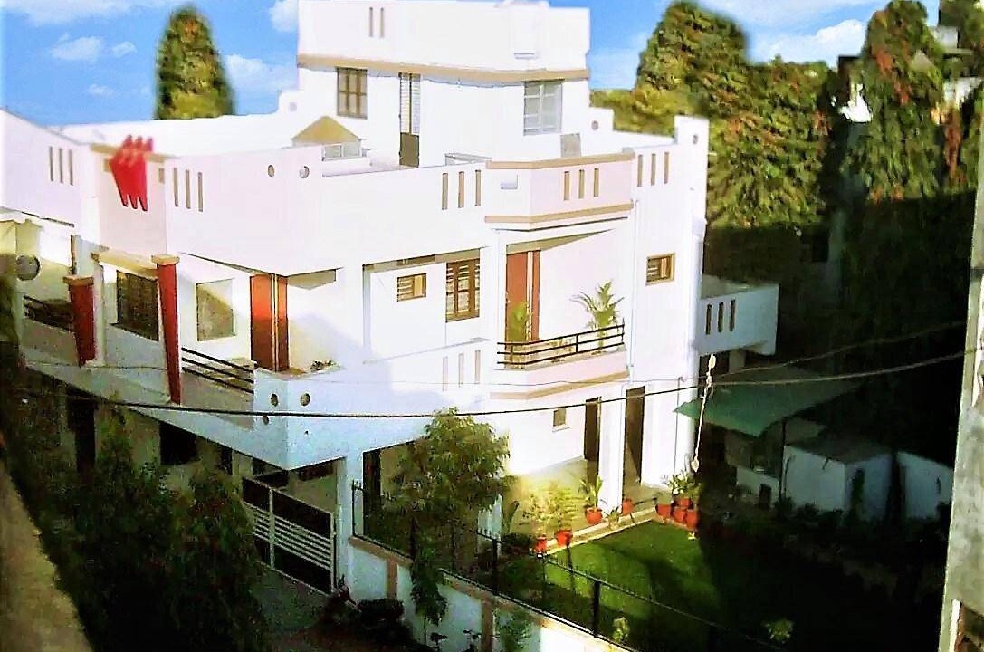 Maninagar House | 960 m² Bungalow ∙ 3 bedrooms ∙ 9 guests