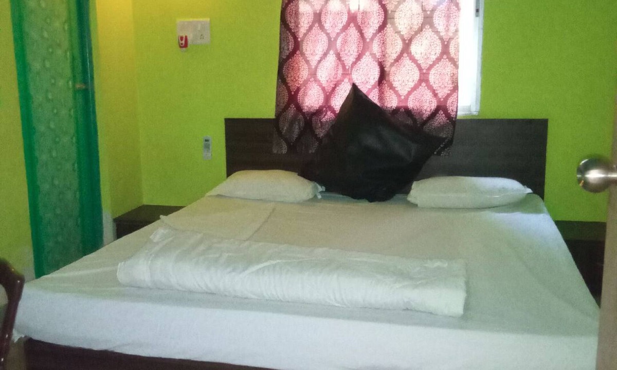 Agartala Hotel | A India Guest House AC Deluxe Room
