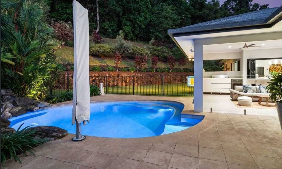 Caravonica House | A private, beautiful sanctuary next to the forest，15min away from the Airport.