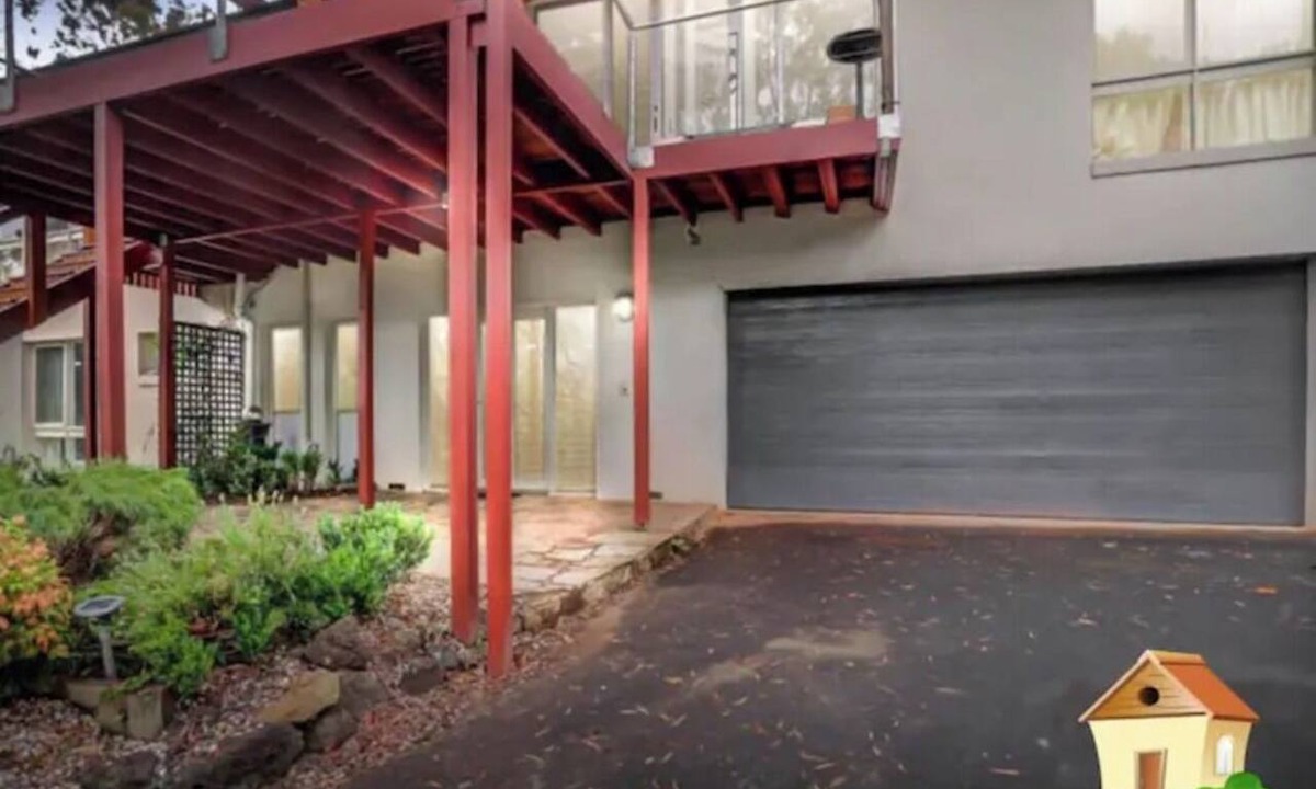 Donvale Villa | A tranquil break amidst lush greenery and birds