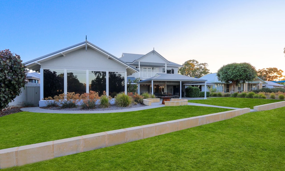 South Yunderup House | ABSOLUTE FRONTAGE TO THE MURRAY RIVER!
