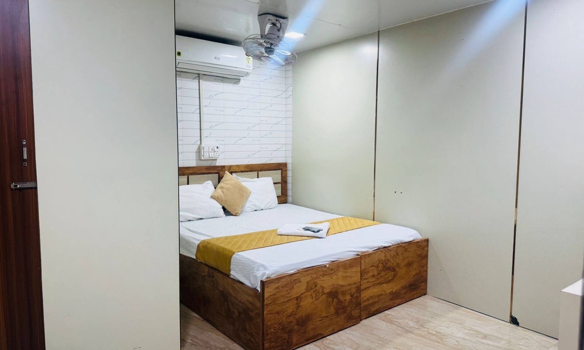 Mumbai Hotel | Adorable 1-bedroom hotel with AC in vibrant Mumbai