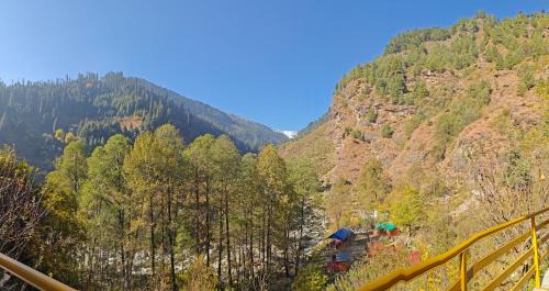 Old Manali Hotel | Alooma Valley View Stays