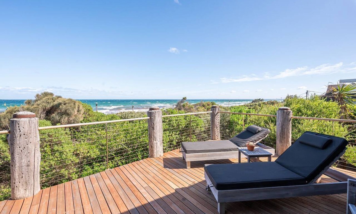 Frankston House | Anchor Beachfront | Pet Friendly on the Beach