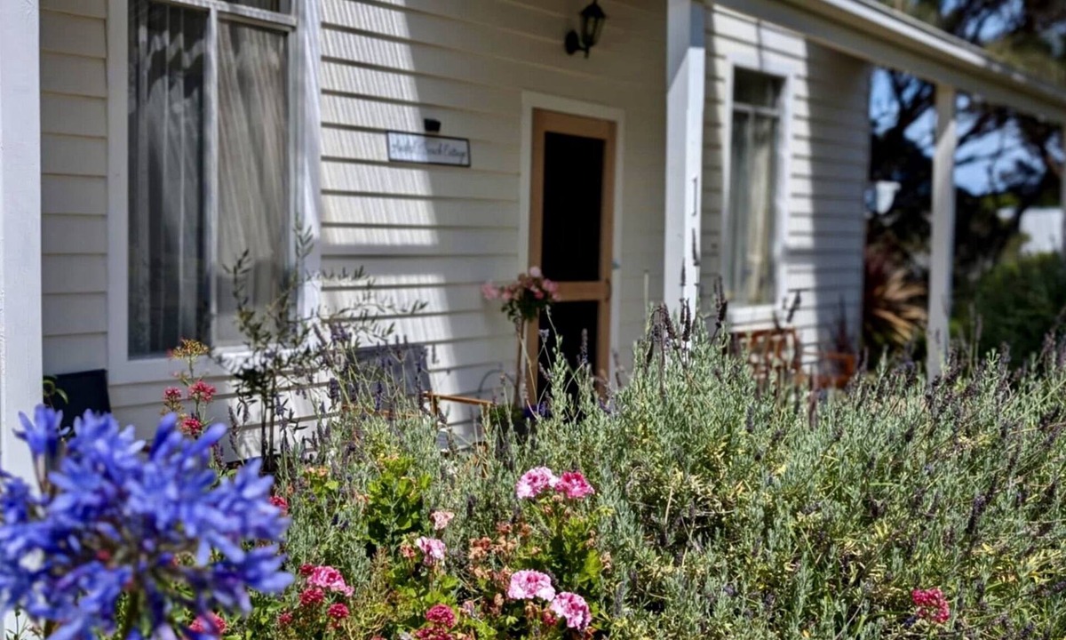Rivoli Bay Cottage | Anderl's Beach Cottage experience ambience of a bygone era with a modern touch