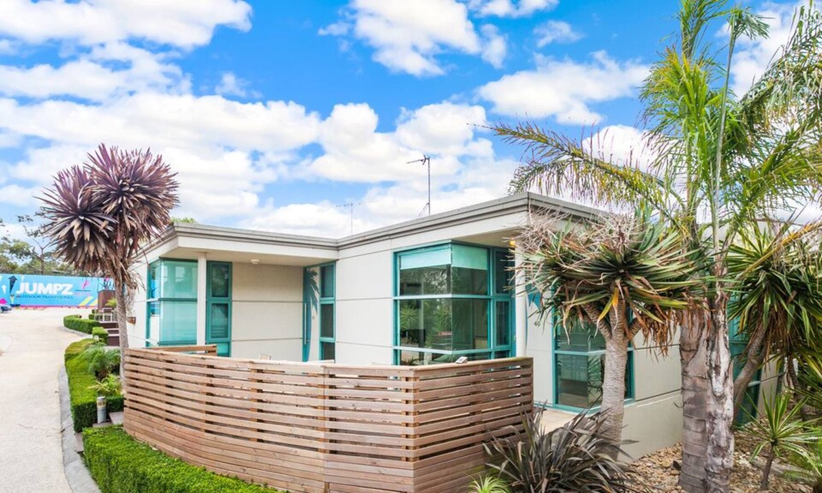 Anglesea Apartment | Anglesea Waterfront Resort 39 - Tennis Court and Pool