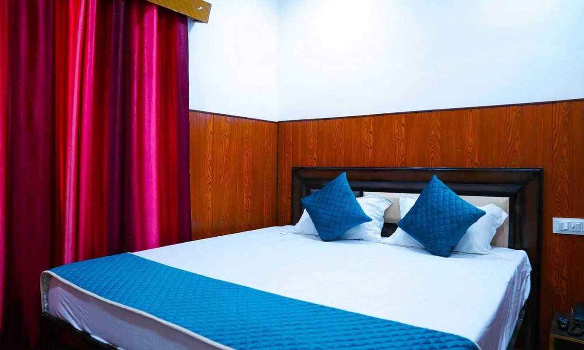 Una Hotel | Apna Niwas