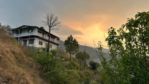 Tehri House | AtulyaNeer Lakeview Cottage