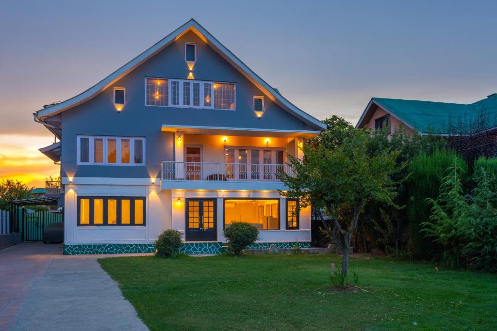 Srinagar House | Blume House- 4BHK Holiday Home with Kitchen & Garden
