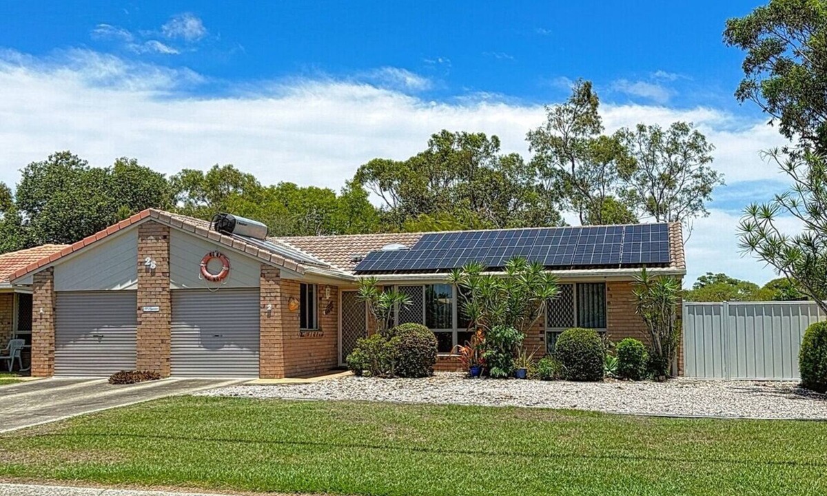 Bellara House | BOATHOUND on the LAKE - lake at rear of property and pet friendly