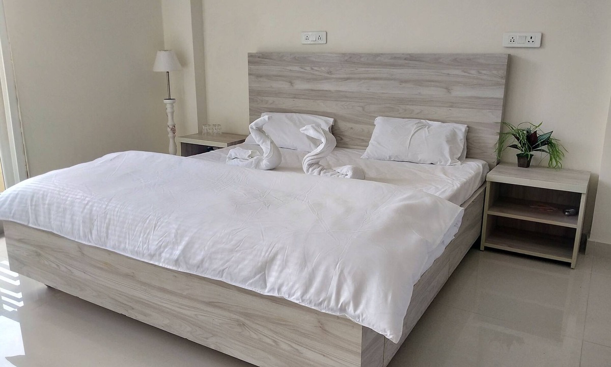 Dharamshala Bed & Breakfast | Buntees Nest: Luxury Room with Mountain View