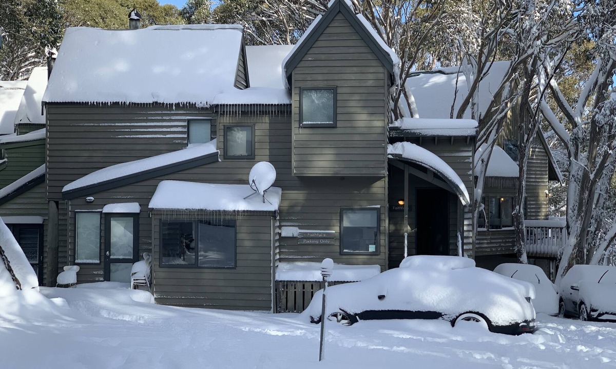 Dinner Plain Ski Chalet | Charming Alpine Chalet 'Faithfulls' at Dinner Plain - Pet Friendly
