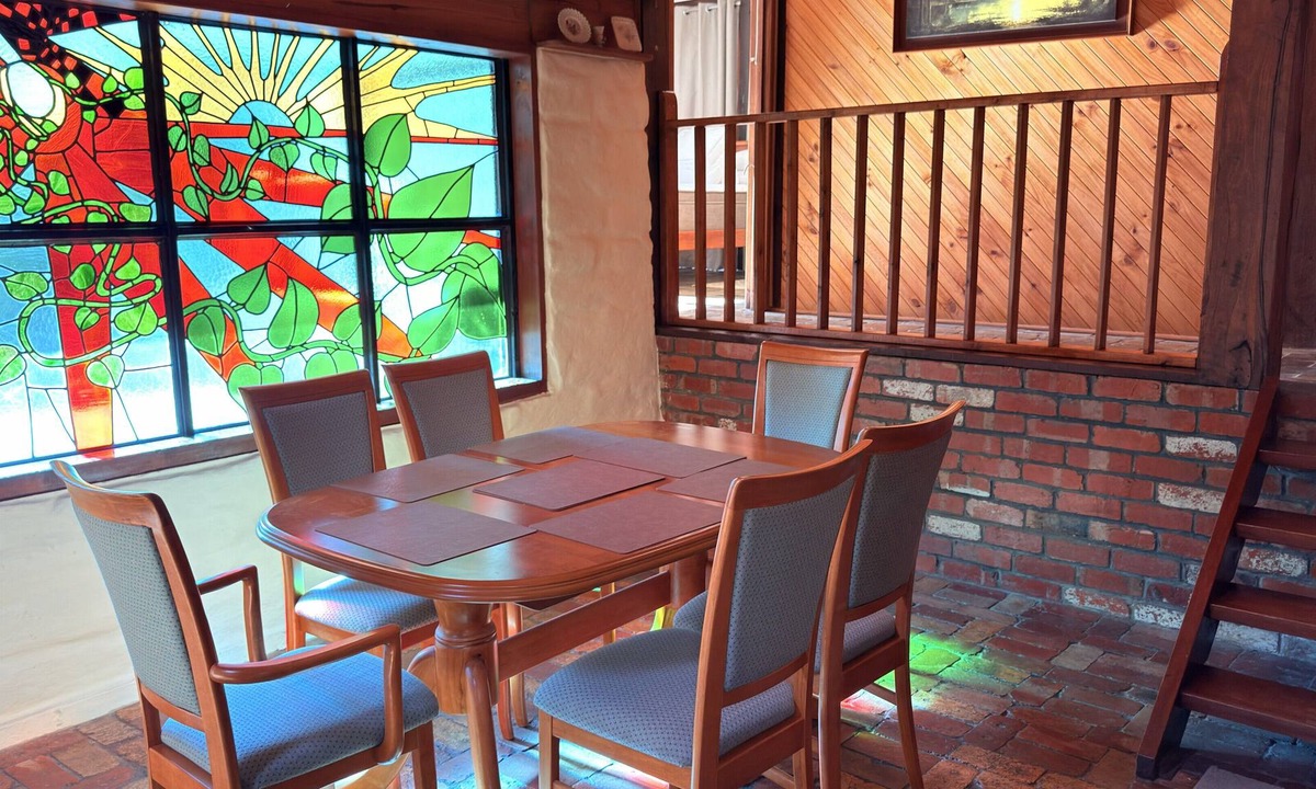 Cockatoo House | Charming mud brick retreat in the heart of Cockatoo,