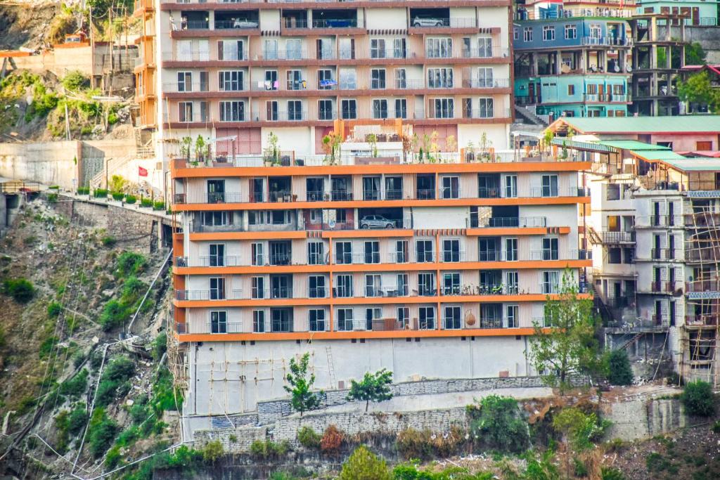 Shimla Apartment | Chivas 3bhk Shimla- Parking+ Rooftop+Wi-Fi+BBQ