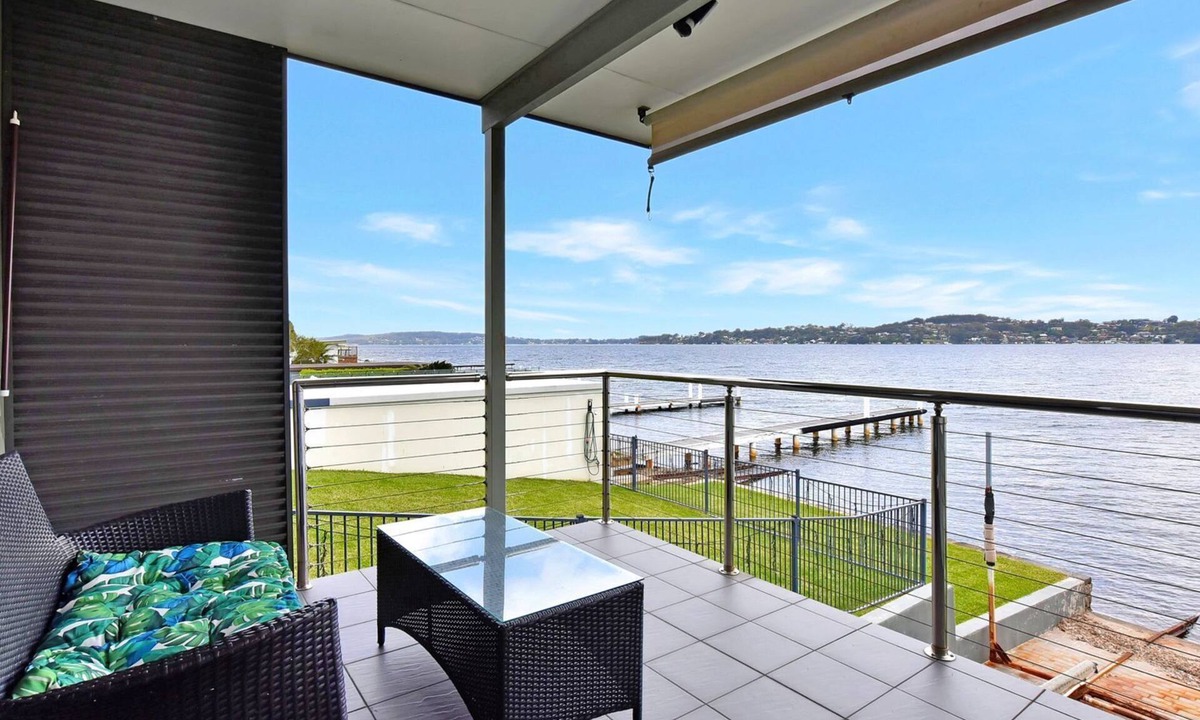 Coal Point House | Coal Point Absolute Waterfront