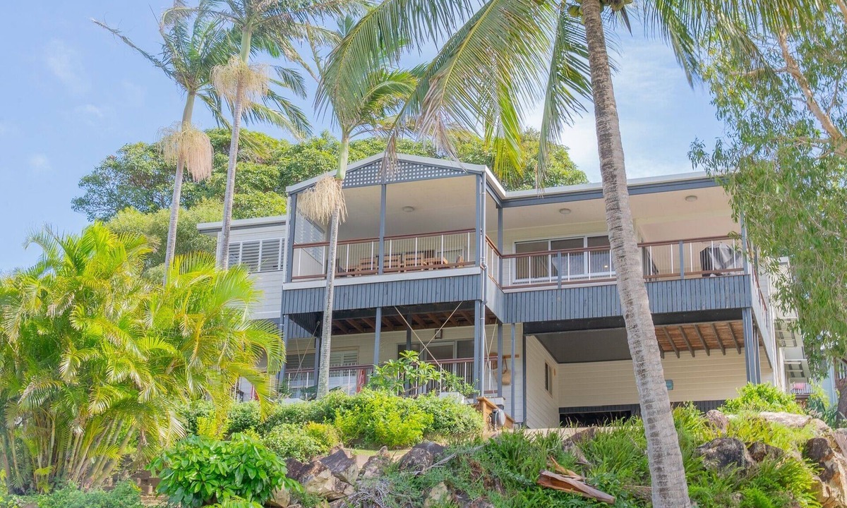 Point Lookout House | Comfortable beachhouse, 4 bedroom family home. Walk to beach, hotel, cafes
