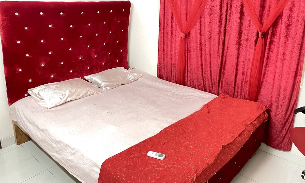 Dhanmondi Apartment | Cozy AC En-suite Bedroom in Dhanmondi Lakeside