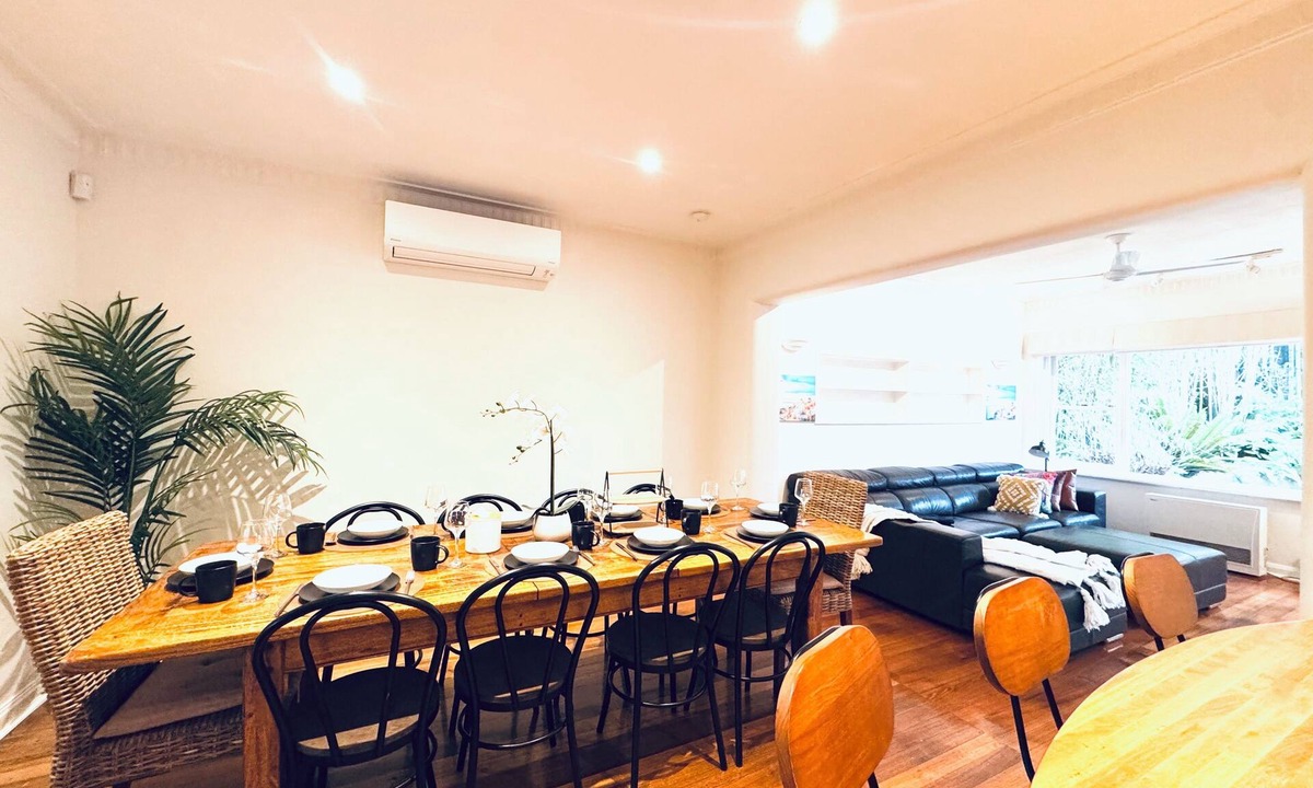 Brighton East House | Cozy Beachside Home | 5BR + Pool +Rumpus +King beds + PingPong Table