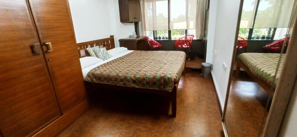 Ranwar Apartment | Cozy Private AC Studio by the Sea Bandstand Bandra W Mumbai nr Taj Lands End