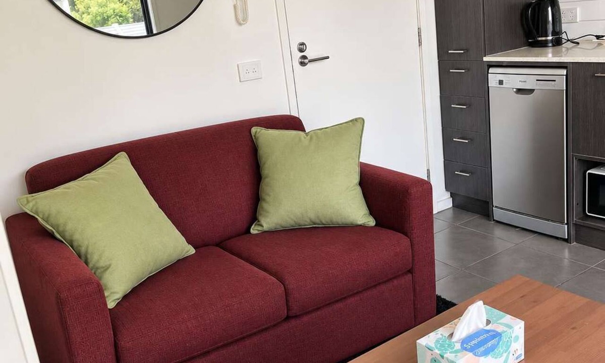 Box Hill Apartment | Cozy Studio w/Kitchen | Steps to Rail & Dining