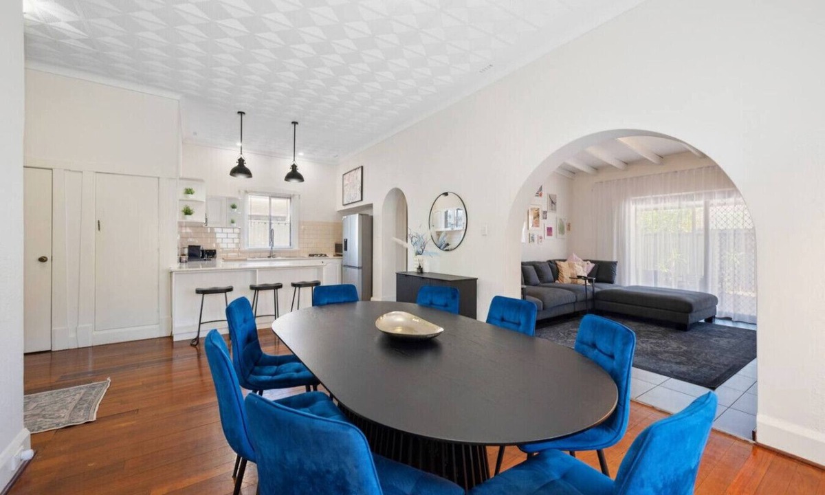 Lathlain House | Crown & Optus Just Steps Away