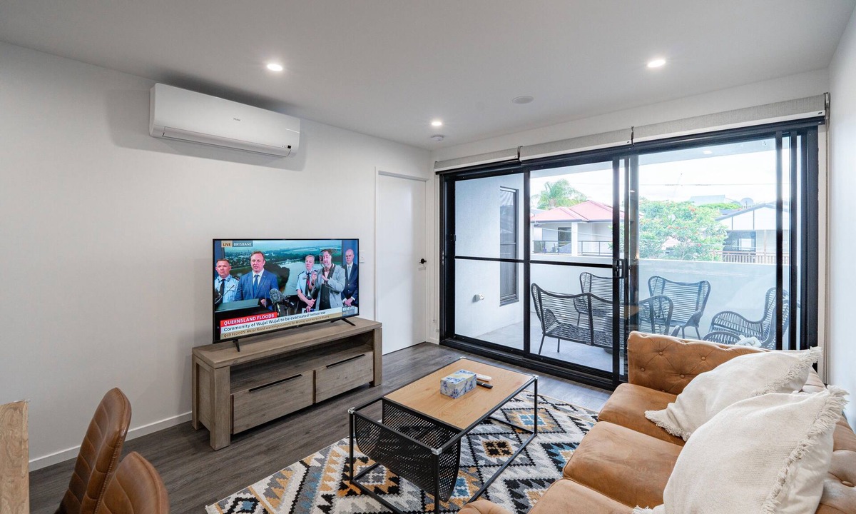 Chermside Apartment | CS1 Hidden 2BR1BA Apt w parking walk to Westfield
