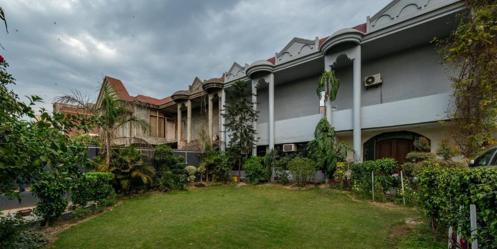 Amritsar Hotel | De Manora Homes - Unpretentious hotel with a garden , posh area Ranjit Avenue