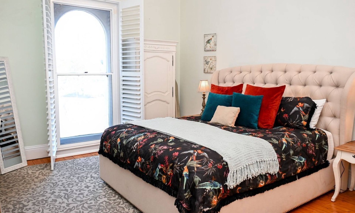 Mansfield Apartment | Deck Quarters - King Suite with Spa