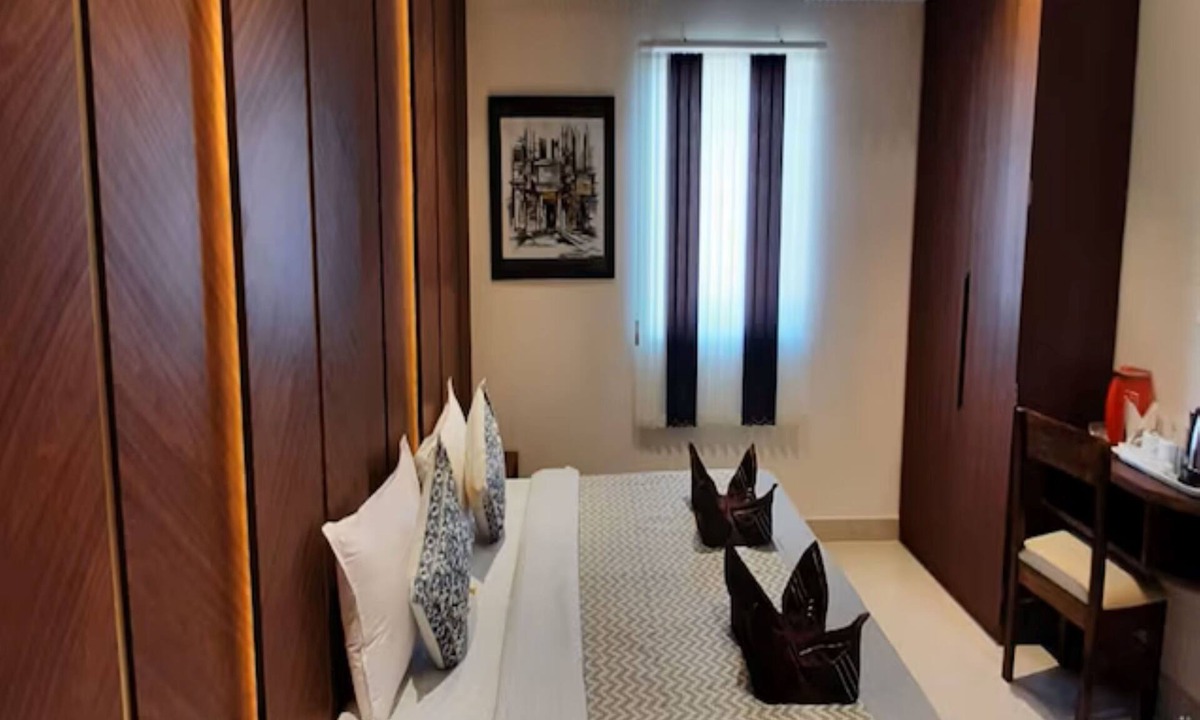 Krishnanagar Hotel | Eennra Maanikko