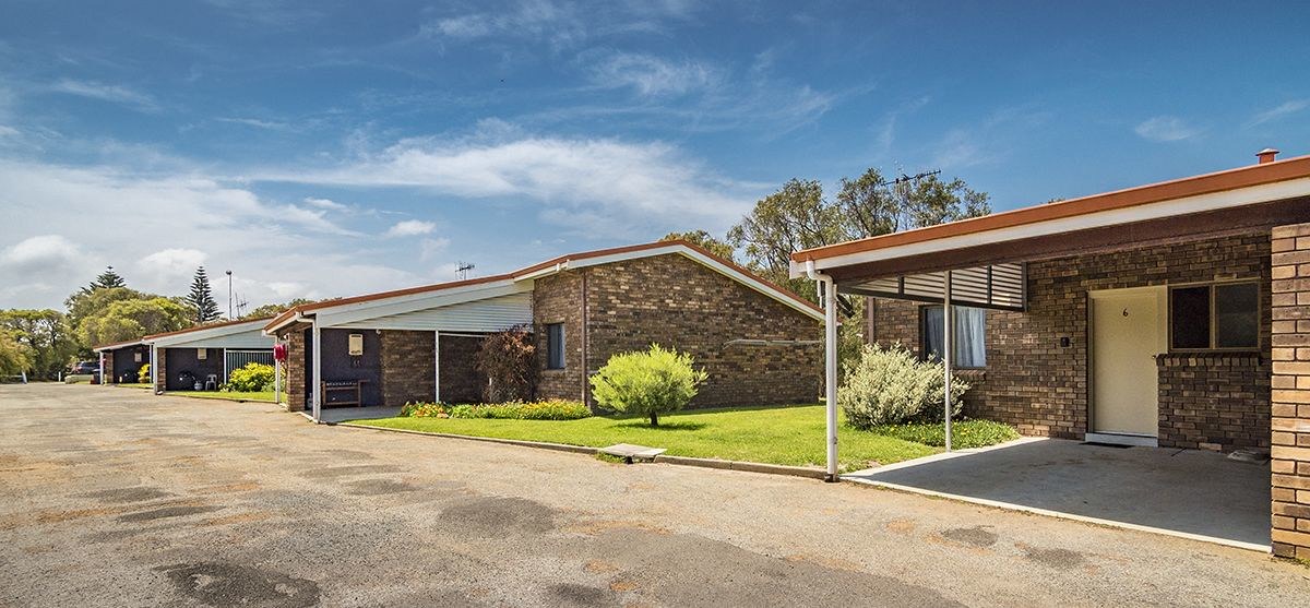 Emu Point Hotel | Emu Beach Chalets