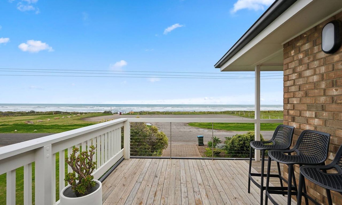 Middleton House | Esplanade Escape, Beachfront, Whale Watching, Surf