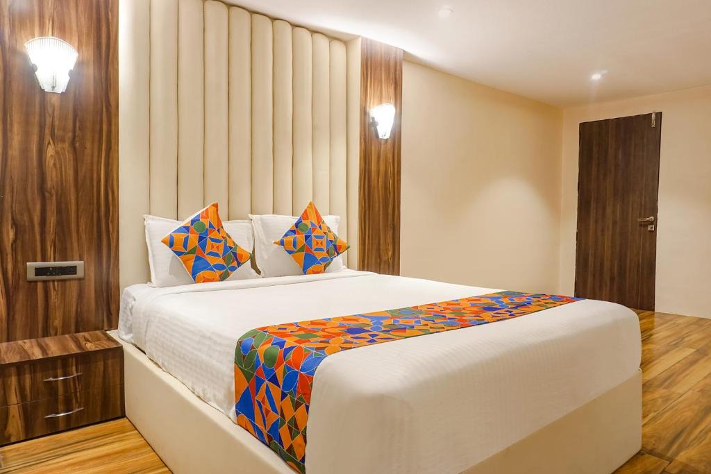 Hadapsar Hotel | FabHotel Dreams Inn