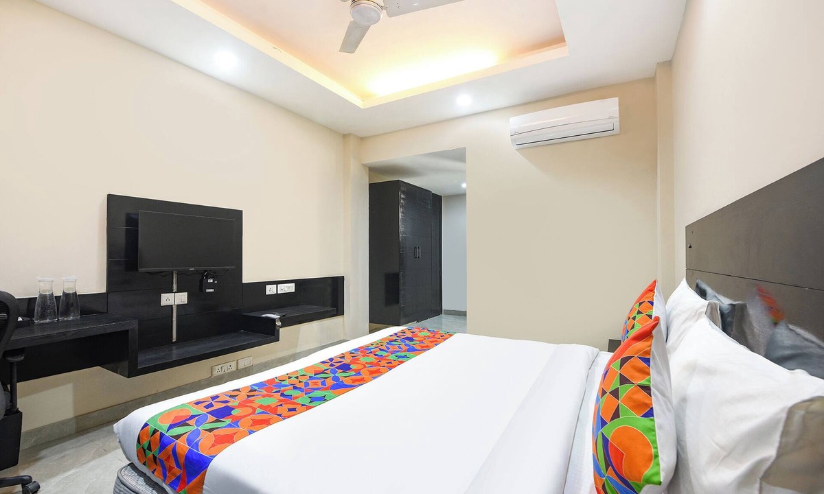 DLF Phase 3 Hotel | FabHotel Giriraj Hospitality - 100 Meters From Narayana Hospital | Gurugram