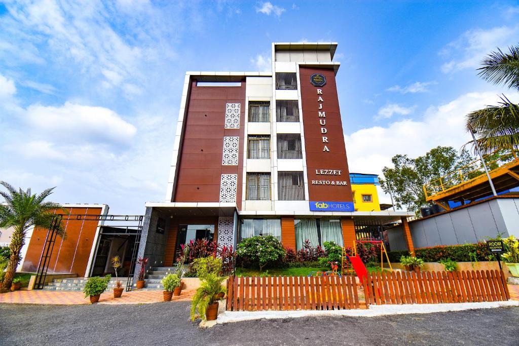 Hinjawadi Hotel | FabHotel Prime Rajmudra - Nr Butterfly Park - Hinjawadi