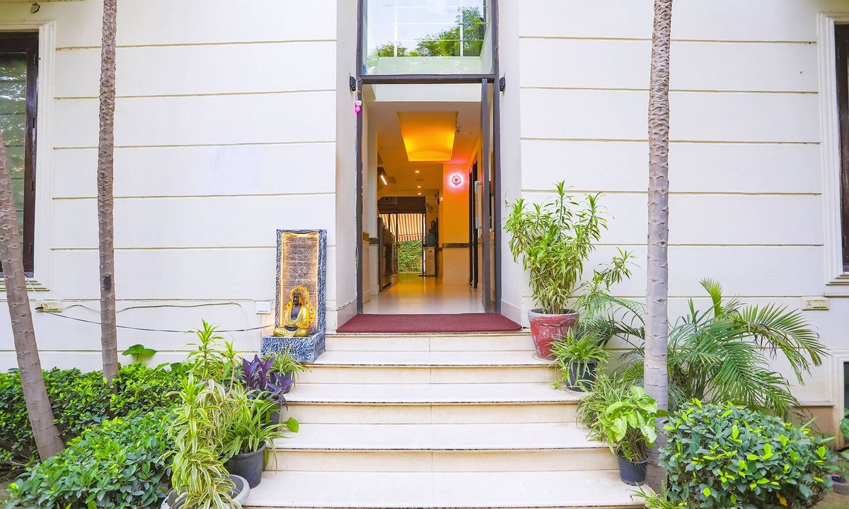 DLF Phase 3 Hotel | FabHotel Rivlet Residency