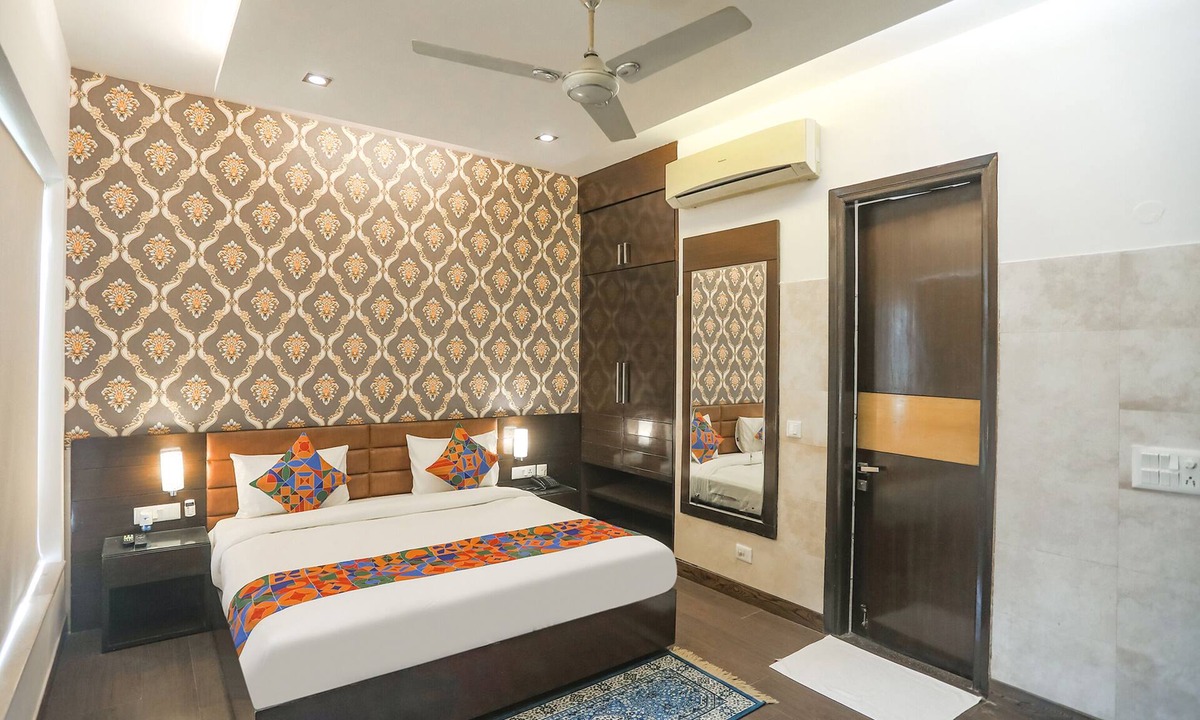 DLF Phase 3 Hotel | FabHotel Rivlet Residency