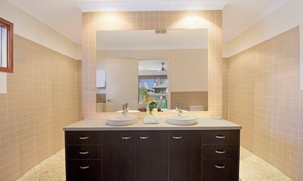 Broadbeach Waters House | FANTASTIC VALUE, affordable luxury