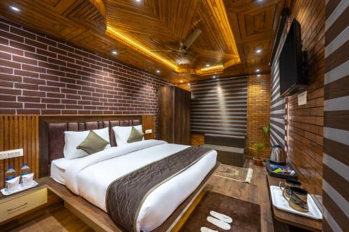 Dharampur House | FarmVille Valley View Room
