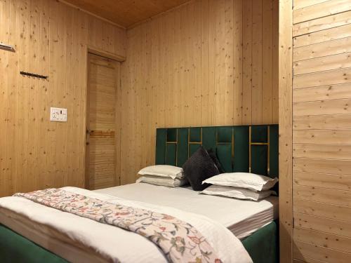 Dal Lake House | Favela Headrooms