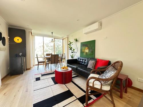 Doncaster Apartment | Forest Romance Retreat near Doncaster Westfield M3