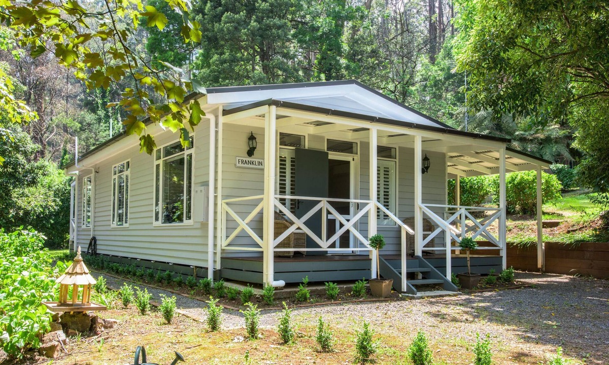 Sassafras Cottage | Franklin Cottage - This country cottage offers fresh, Hamptons style decorations in luxuriously appointed cottage.