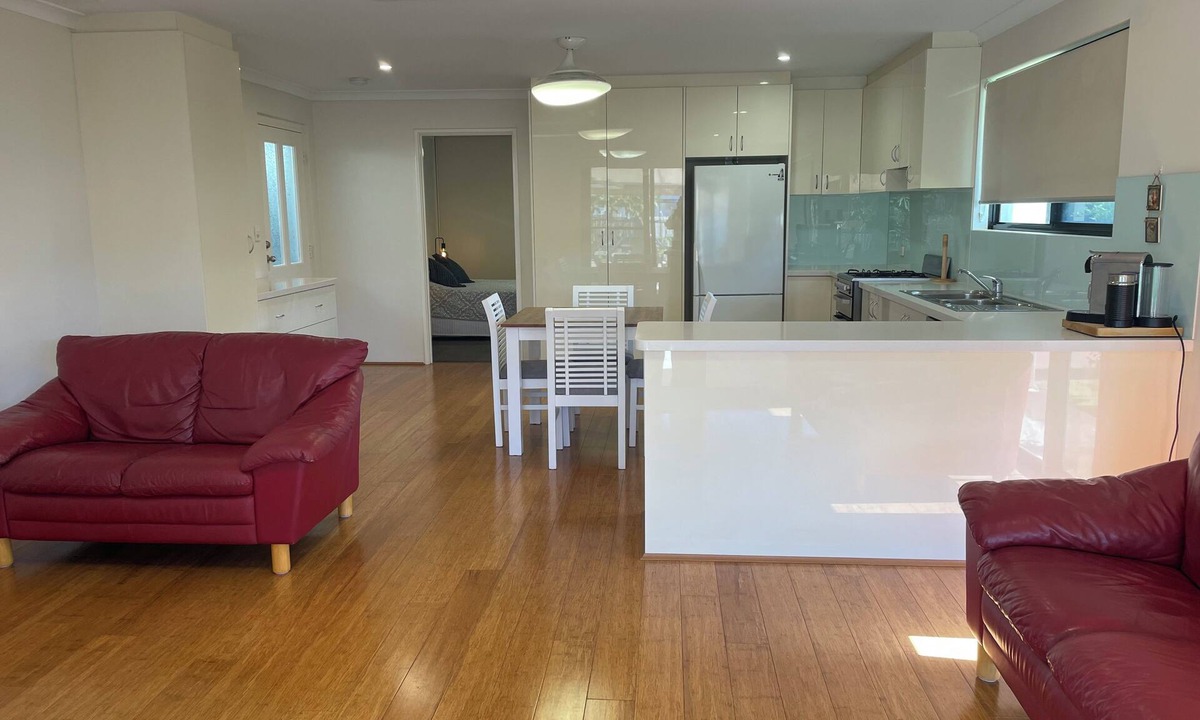 Jandakot Apartment | Fully Self contained 1 bedroom spacious unit adjoining rear of owners home.